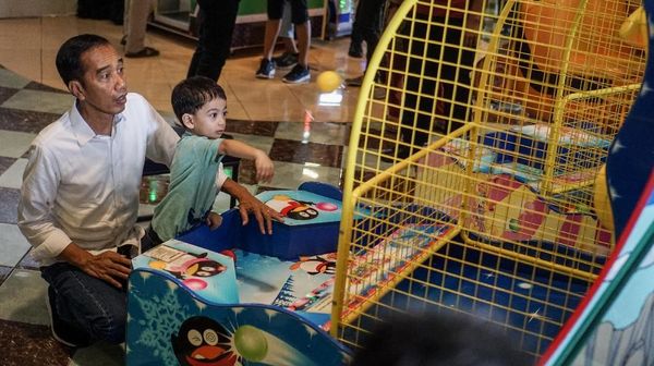 Pulang Kampung, Jokowi Gandeng Cucu ke Mal