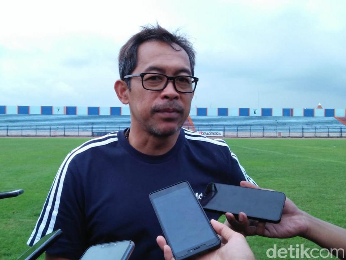Resmi tangani Persebaya Surabaya, Aji Santoso melatih 3 klub dalam satu tahun. (Foto: Eko Sudjarwo/detikSport)