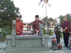Mendikbud Muhadjir Ziarah ke Makam Ki Hajar Dewantara di Yogya