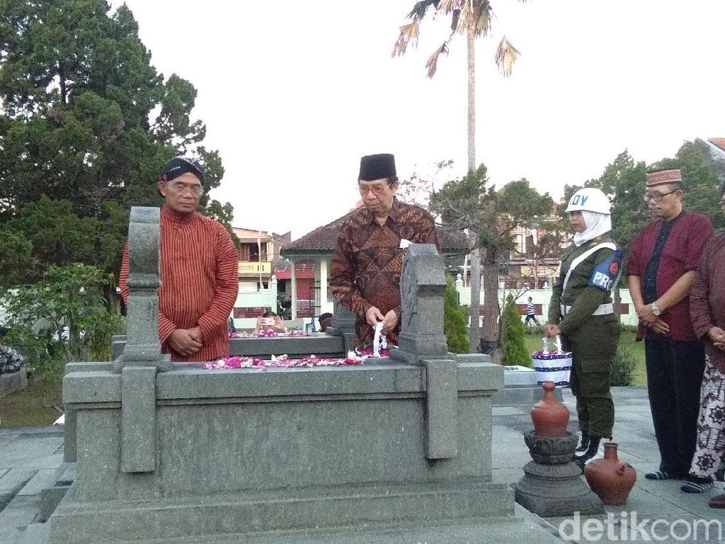 Mendikbud Muhadjir Ziarah ke Makam Ki Hajar Dewantara di Yogya Mendikbud Muhadjir Ziarah ke Makam Ki Hajar Dewantara di Yogya