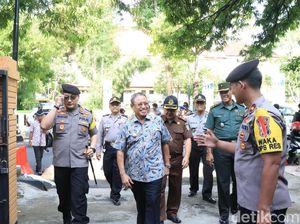 Jalan Menuju KPU Tuban Ditutup Demi Lancarnya Proses Rekapitulasi