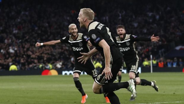 Ajax Amsterdam sukses mencuri kemenangan lewat gol Donny van de Beek.