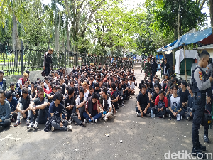Aksi Buruh di Bandung Diwarnai Kericuhan, 2 Fotografer Dipukul Polisi Aksi Buruh di Bandung Diwarnai Kericuhan, 2 Fotografer Dipukul Polisi