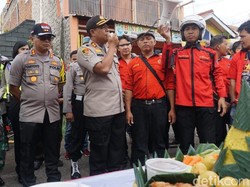 Sebelum Aksi, Buruh Bandung dan Sumedang Potong Tumpeng Bersama