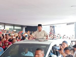 Prabowo Tiba di Tennis Indoor, Massa Buruh Teriak Presiden Indonesia Kita Prabowo Tiba di Tennis Indoor, Massa Buruh Teriak Presiden Indonesia Kita