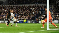 Peluang emas didapat David Neres di menit ke-78. Dia melepaskan tembakan dari sisi kiri kotak penalti. Bola masih membentur tiang gawang meski Hugo Lloris sudah mati langkah. (Foto: Dylan Martinez/Reuters)