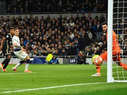 Peluang emas didapat David Neres di menit ke-78. Dia melepaskan tembakan dari sisi kiri kotak penalti. Bola masih membentur tiang gawang meski Hugo Lloris sudah mati langkah. (Foto: Dylan Martinez/Reuters)