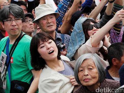 Warga Jepang Sambut Bahagia Kaisar Baru