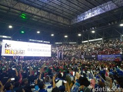 Massa Buruh KSPI Dihibur Sang Alang, Fadli Zon Hadir