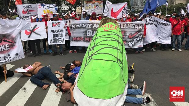 Ketika Sepatu Raksasa Nike Injak Buruh di Mayday 2019