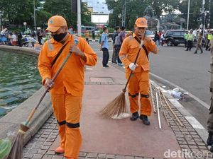 Aksi Buruh di Patung Kuda Selesai, Pasukan Oranye Sapu Bersih Sampah Aksi Buruh di Patung Kuda Selesai, Pasukan Oranye Sapu Bersih Sampah