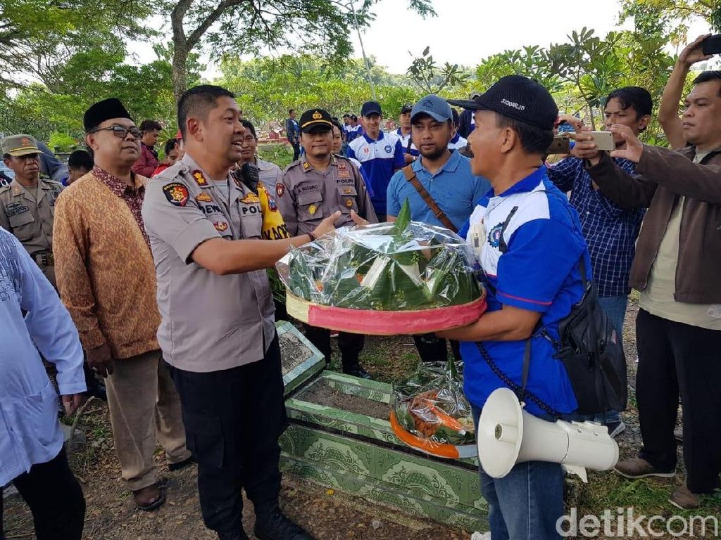 313 Personel Gabungan Amankan Ziarah Buruh di Makam Marsinah 313 Personel Gabungan Amankan Ziarah Buruh di Makam Marsinah