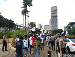 Gelar Aksi May Day, Massa KSPI Mulai Padati Tennis Indoor Senayan