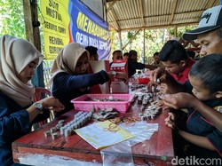 Ratusan Warga Ponorogo Kompak Bongkar Celengan Jelang Ramadan