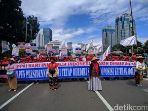 Berkalung Cabai, Ibu-ibu Buruh Ini Tuntut Harga Sembako Turun