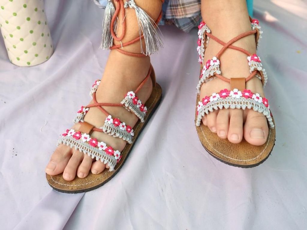 Jual Sandal Tali, Perempuan Ini Raup Omzet sampai Rp 50 Juta/Bulan Jual Sandal Tali, Perempuan Ini Raup Omzet sampai Rp 50 Juta/Bulan