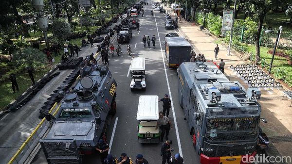 Suasana Pengamanan Aksi Hari Buruh di Patung Kuda
