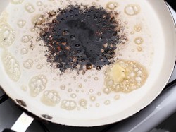 5 Cara Membersihkan Wajan Gosong dengan Cepat, Dijamin Kinclong Lagi!