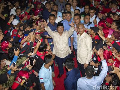 Hadiri Peringatan May Day, Prabowo Salam Dua Jari