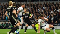 Tottenham terpaksa melakukan pergantian pemain di menit ke-39. Jan Vertonghen ditarik keluar setelah beradu kepala dengan rekannya sendiri Toby Alderweireld. Moussa Sissoko masuk menggantikan Vertonghen. (Foto: Dylan Martinez/Reuters)