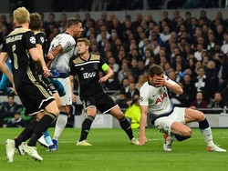 Tottenham terpaksa melakukan pergantian pemain di menit ke-39. Jan Vertonghen ditarik keluar setelah beradu kepala dengan rekannya sendiri Toby Alderweireld. Moussa Sissoko masuk menggantikan Vertonghen. (Foto: Dylan Martinez/Reuters)