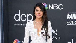 Foto: Priyanka Chopra Tampil Seksi, Nick Jonas Mendadak Beri Ciuman