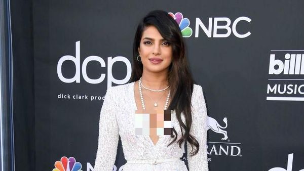 Foto: Priyanka Chopra Tampil Seksi, Nick Jonas Mendadak Beri Ciuman