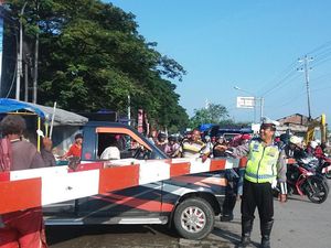 Kata Saksi Mata Saat Emak-emak Nekat Terobos Tapi Nyangkut Palang KA Kata Saksi Mata Saat Emak-emak Nekat Terobos Tapi Nyangkut Palang KA