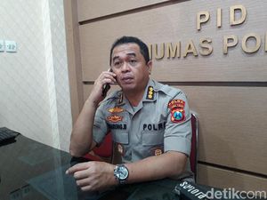 Polda Jatim Sita 12 Molotov dan 6 Clurit dari Massa yang akan ke Jakarta Polda Jatim Sita 12 Molotov dan 6 Clurit dari Massa yang akan ke Jakarta