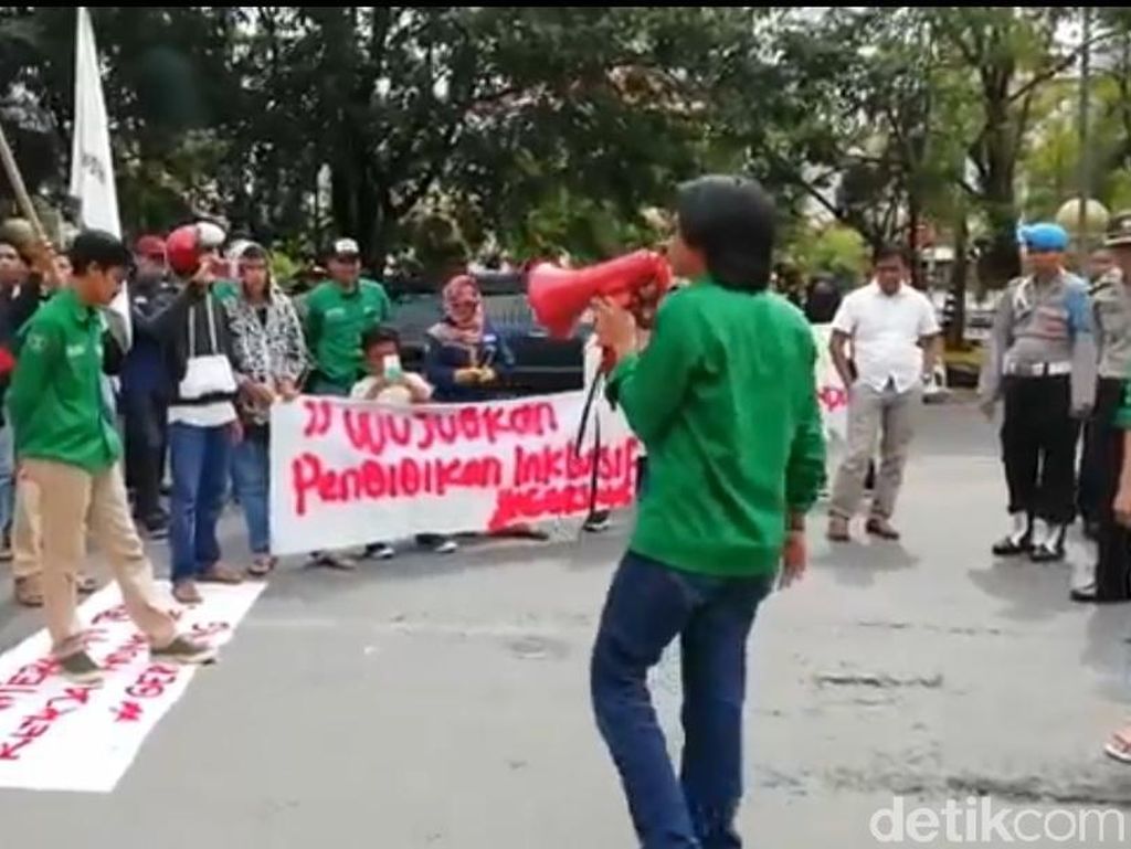 Hardiknas, Mahasiswa di Maros Demo Tuntut Janji Bupati soal Beasiswa Hardiknas, Mahasiswa di Maros Demo Tuntut Janji Bupati soal Beasiswa