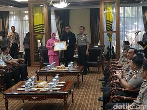 Mendagri Beri Penghargaan ke Ahli Waris Polisi Pengawal Pemilu yang Gugur Mendagri Beri Penghargaan ke Ahli Waris Polisi Pengawal Pemilu yang Gugur