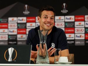 Azpilicueta Tak Sepakat Tekanan untuk Chelsea Lebih Kecil