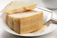 Sama-sama Gurih Enak, Ini Bedanya Keju Parmesan dan Parmigiano-Reggiano