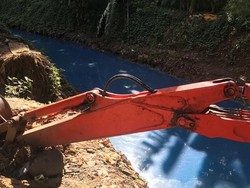 Waduh! Air Kali di Jaktim Ini Mendadak Jadi Biru