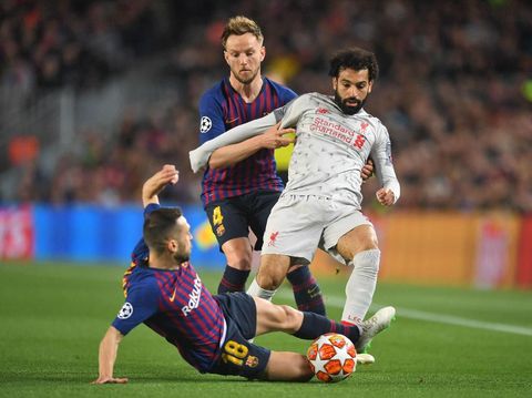 Mohamed Salah dipepet dua pemain lawan pada babak pertama Barcelona vs Liverpool