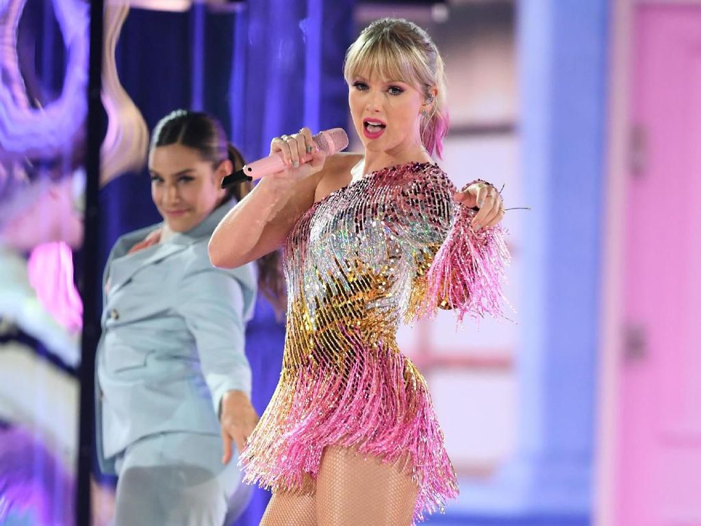 Taylor Swift Ngaku Cukur Rambut Kaki Setiap Hari, Netizen Heboh Taylor Swift Ngaku Cukur Rambut Kaki Setiap Hari, Netizen Heboh