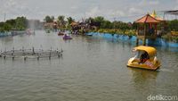Foto: Serunya Sepeda Air Wiekes, Wahana Baru di Lamongan