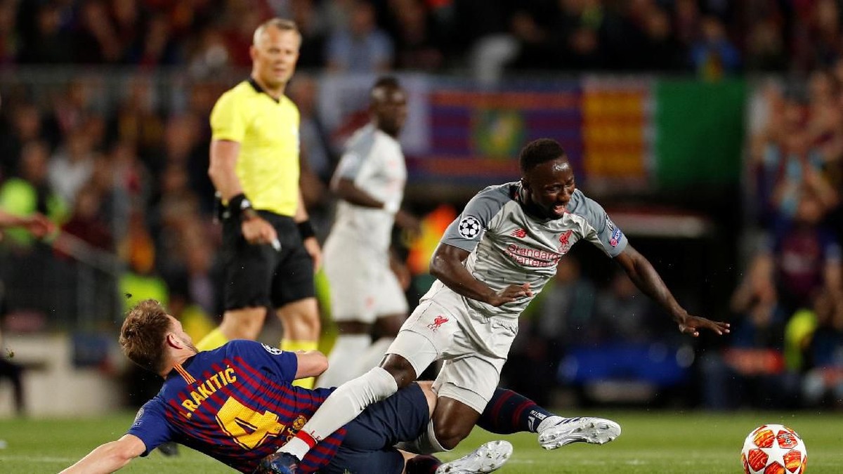 Naby Keita mengalami cedera usai ditekel Ivan Rakitic (John Sibley/Reuters)