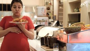 Melahirkan Anak Kedua, Begini Gaya Tya Ariestya Saat Cicip Makanan Enak