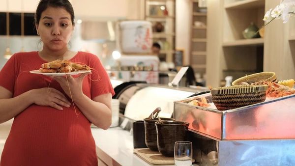 Melahirkan Anak Kedua, Begini Gaya Tya Ariestya Saat Cicip Makanan Enak