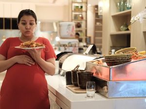 Melahirkan Anak Kedua, Begini Gaya Tya Ariestya Saat Cicip Makanan Enak Melahirkan Anak Kedua, Begini Gaya Tya Ariestya Saat Cicip Makanan Enak