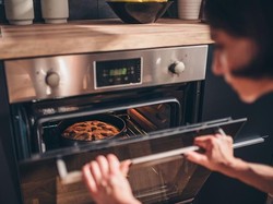 Panduan Waktu Memanggang Kue Berdasarkan Ukuran Loyang