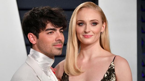 BEVERLY HILLS, CA - FEBRUARY 24: Joe Jonas (L) and Sophie Turner attend the 2019 Vanity Fair Oscar Party hosted by Radhika Jones at Wallis Annenberg Center for the Performing Arts on February 24, 2019 in Beverly Hills, California.   Dia Dipasupil/Getty Images/AFP
