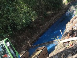 Sudin Jaktim Cek Penyebab Air Kali di Duren Sawit Berwarna Biru