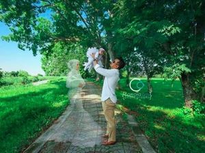 Kisah Haru di Balik Foto Viral Suami Bersama Arwah Istri yang Telah Tiada
