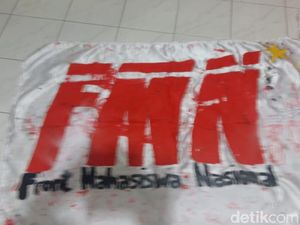 Massa Berbaju Hitam-hitam di Surabaya Mengaku dari FMN, Bukan Anarko Massa Berbaju Hitam-hitam di Surabaya Mengaku dari FMN, Bukan Anarko