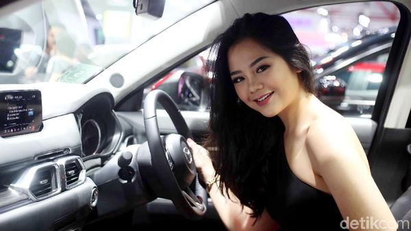 Senyum Menggoda Sang Dara di Mazda Merah