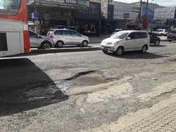 Jalan HM Joyomartono Depan BTC Bekasi Bolong-bolong