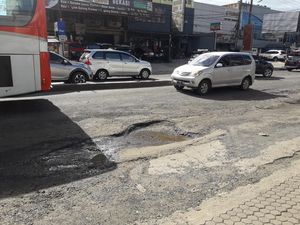 Jalan HM Joyomartono Depan BTC Bekasi Bolong-bolong Jalan HM Joyomartono Depan BTC Bekasi Bolong-bolong