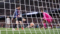 Messi memperbesar keunggulan Barca di menit ke-75. La Pulga menyambar bola hasil sembakan Suarez yang membentur mistar. (Foto: Matthias Hangst/Getty Images)